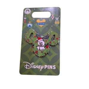 Disney Parks Holiday Christmas Mickey Wreath Snowman Collectible Trading Pin NEW